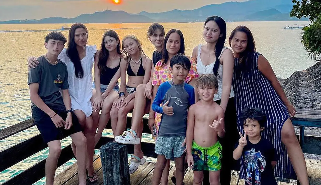 Menikmati sunset, ia pun bersama-sama dengan orang terdekatnya. Wajah Luna pun tampak cantik natural dengan gaya rambut yang diikat belakang. [@lunamaya]