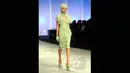 Seorang model tampil dalam pagelaran Indonesia Fashion Week 2015 karya Ivan Gunawan bertema "Thalassa" di JCC Senayan, Jakarta, Kamis (26/2). (Liputan6.com/Panji Diksana)