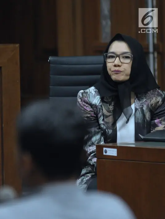 Terdakwa gratifikasi dan suap pemberian izin lokasi perkebunan kelapa sawit, Rita Widyasari (kanan) menyimak keterangan saksi pada sidang di Pengadilan Tipikor, Jakarta, Selasa (3/4). Sidang mendengar keterangan saksi. (Liputan6.com/Helmi Fithriansyah)