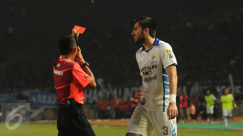 20160403-Lemparan Botol dan Protes Warnai Final Piala Bhayangkara 2016-Jakarta