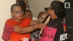 Tersangka Altafasalya Ardnika Basya (23) melakukan reka ulang adegan rekonstruksi kasus pembunuhan mahasiswa Fakultas Ilmu Budaya Universitas Indonesia (FIB UI) Muhammad Naufal Zidan (19) di tempat kejadian perkara (TKP) rumah kos korban, Jalan Palakali, Kukusan, Depok, Jawa Barat, Selasa (22/8/2023). (merdeka.com/Arie Basuki)