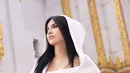 Maria Vania saat berpose di Grand Palace, Bangkok, Thailand. Ia tampil stylish mengenakan rop tube top atau kemben ketat berwarna putih. Maria memadukannya dengan crop top jacket ber-hoodie dengan memakai celana yang materialnya serupa crop jacketnya. (Instagram/maria_vaniaa)