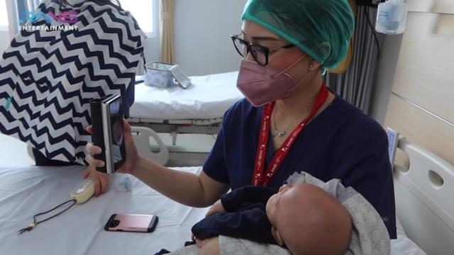 Baru Berusia Satu Bulan, Ini 6 Momen Rayyanza Anak Kedua Raffi Ahmad Disunat