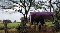 Sosialisasi PSBB Bekasi dilakukan antara lain di Desa Taman Rahayu, Setu, Kabupaten Bekasi yang berbatasan dengan Cileungsi, Bogor. (Liputan6.com/Bam Sinulingga)
