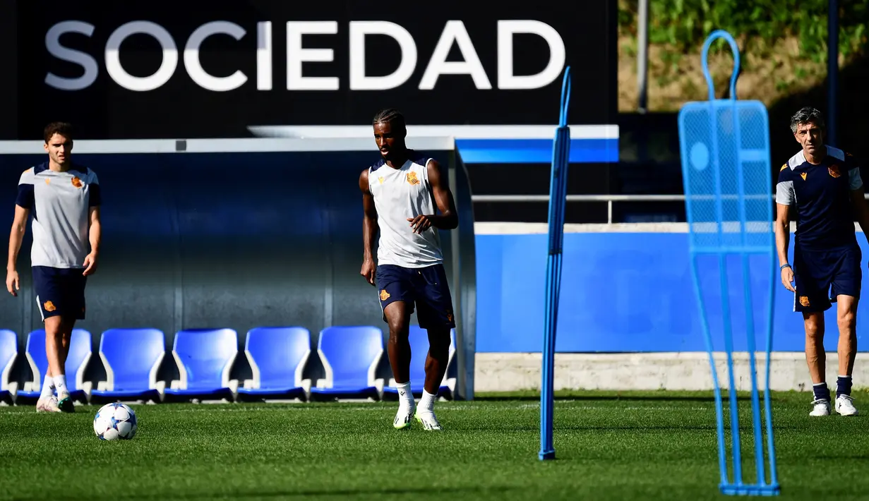 Penyerang Real Sociedad #11 Mohamed-Ali Cho (tengah) menghadiri sesi latihan menjelang  matchday 2 Grup D Liga Champions 2023/2024, di pusat pelatihan Zubieta di San Sebastian, 2 Oktober 2023. (ANDER GILLENEA / AFP)