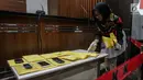 Petugas menata barang yang akan dilelang usai pemberian keterangan di Gedung KPK, Jakarta, Selasa (21/11). Sebanyak 58 obyek barang hasil rampasan koruptor akan dilelang di Gedung KPK lama pada 24 November mendatang. (Liputan6.com/Faizal Fanani)