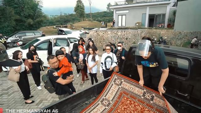 Rayakan Aurel Trending YouTube, Ini 6 Momen Liburan Keluarga Hermansyah Naik Pikap