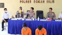 Konferensi pers di Polres Rokan Hilir terkait kasus adik bunuh kakak perempuannya. (Liputan6.com/M Syukur)