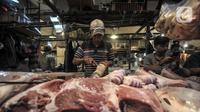 Pedagang memotong daging sapi di Pasar Senen, Jakarta Pusat, Selasa (31/5/2022). Maraknya kasus penyakit mulut dan kuku (PMK) pada hewan ternak seperti sapi dan kambing sejak beberapa waktu lalu, serta ditambah masih tingginya harga berimbas pada merosotnya penjualan daging di Pasar Senen hingga 50 persen. (merdeka.com/Iqbal S. Nugroho)