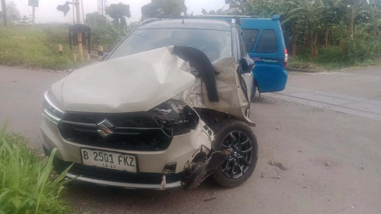 Sebuah mobil Suzuki XL7 bernomor polisi B 2501 FKZ tertemper Kereta Api Pangrango 227A yang melaju dari arah Sukabumi menuju Bogor.