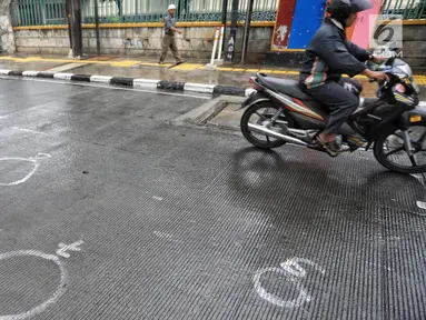Kendaraan melintas dekat lokasi penembakan perwira TNI AD Letkol Dono Kuspriyanto di Jatinegara, Jakarta, Rabu (26/12). Letkol Dono tewas ditembak dalam mobil dinasnya pada Selasa malam 25 Desember 2018. (Liputan6.com/Faizal Fanani)