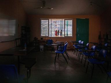 Suasana ruang kelas kosong yang tutup akibat pandemi COVID-19 di La Ilusion, Chiapas, Meksiko, 19 September 2020. Pejabat pendidikan Meksiko baru-baru ini mengatakan bahwa pendaftaran untuk tahun ajaran baru turun sekitar 10 persen. (AP Photo/Eduardo Verdugo)