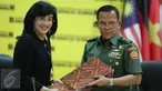 Adi Sulistyowati (kiri) dan Hartind Asrin usai menandatangani MoU Diklat Kader Bela Negara, Jakarta, Rabu (7/10). Diklat ini mendidik pegawai BNI mempunyai nasionalisme seperti prajurit  TNI. (Liputan6.com/Faizal Fanani)