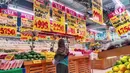 Pengunjung berbelanja kebutuhan sehari-hari di Tangerang, Banten, Selasa (11/10/2022). Presiden Joko Widodo atau Jokowi mengatakan, saat ini tingkat inflasi Indonesia berada di bawah 5,9 persen. (Liputan6.com/Angga Yuniar)
