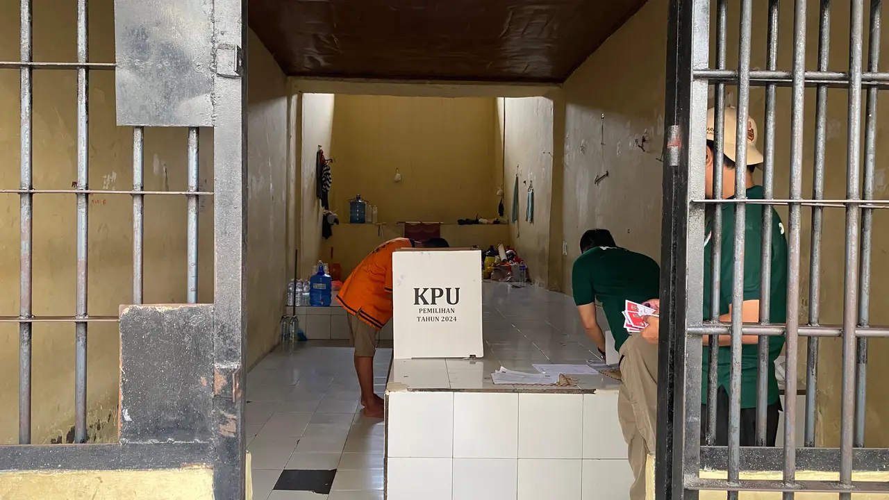 Potret para tahanan di Mapolresta Bandar Lampung melaksanakan pencoblosan surat suara pada Pilkada serentak 2024. Foto : (Istimewa).