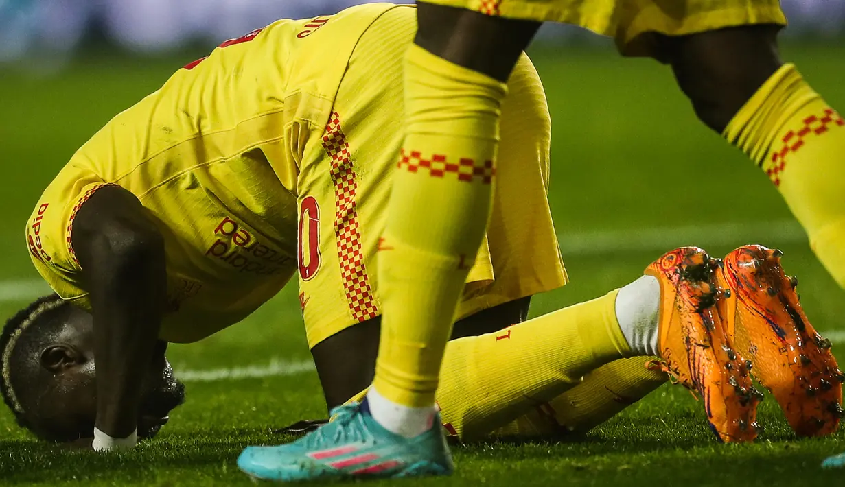 Penyerang Liverpool, Sadio Mane berselebrasi usai mencetak gol ke gawang Benfica pada pertandingan leg pertama perempat final Liga Champions di stadion Luz di Lisbon (6/4/2022). Liverpool menang atas Benfica 3-1. (AFP/Carlos Costa)