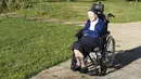 Lucile Randon atau Suster Andre, warga negara Prancis dan orang tertua di Eropa, berdoa di atas kursi roda, pada malam ulang tahunnya yang ke-117 di Toulon, Rabu (10/2/2021). Suster Andre akan merayakan ulang tahunnya dengan lebih sedikit orang karena risiko infeksi Virus Corona. (NICOLAS TUCAT/AFP)