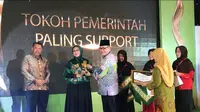 Calon Gubernur Jawa Timur nomor urut 2 Saifullah Yusuf atau Gus Ipul diwakili istrinya menerima penghargaan Anugerah Aisyiyah Awards 2018. (Liputan6.com/Dian Kurniawan)