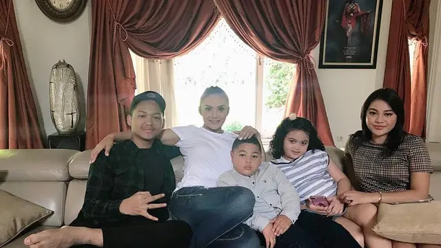 [Fimela] Krisdayanti dan anak-anaknya