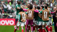 Skuad Meksiko merayakan gol Julian Quinones ke gawang Afrika Selatan di matchday 1 Grup A Piala Dunia 2026 di Mexico City Stadium di Mexico City, Meksiko, Jumat (12/6/2026) dini hari WIB. (AP Photo/Natacha Pisarenko)