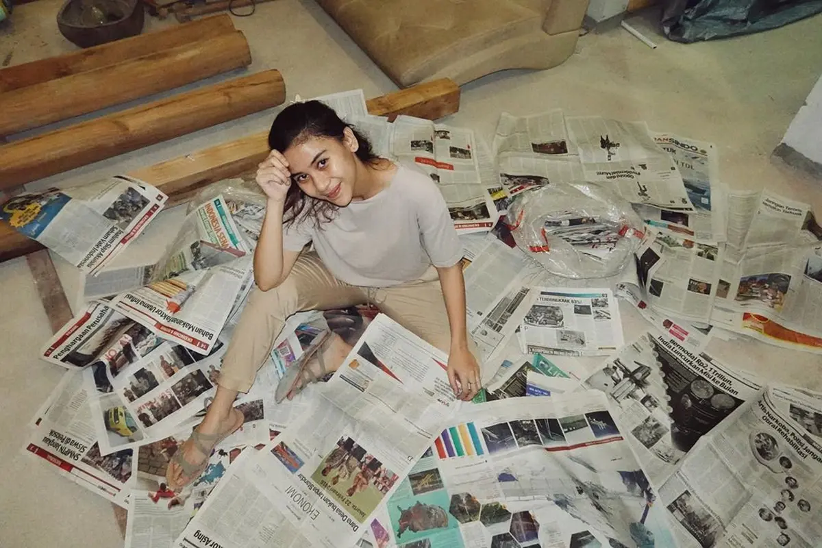 Dinamai Newspaper Room Ini 7 Potret Ruang Kerja Adinda Thomas di Rumah