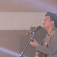 Musisi Budi Doremi saat bernyanyi pada gelaran EGTC 2018 Bandung di Graha Sanusi Hardjadinata, Universitas Padjajdaran, Bandung, Rabu (5/12). Budi Doremi membawakan lagu-lagu diantaranya, Tolong, Friendzone, Doremi. (Liputan6.com/Helmi Fithriansyah)