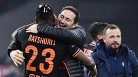 Pelatih Chelsea, Frank Lampard memeluk striker Michy Batshuayi yang mencetak gol tunggal ke gawang Ajax setelah pertandingan Grup H Liga Champions di Johan Cruyff Arena, Amsterdam, Belanda (23/10/2019). Chelsea menang tipis atas Ajax 0-1. (AFP Photo/John Thys)