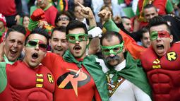 Gaya suporter Portugal dengan kostum super hero saat melawan Islandia pada laga Grup F Piala Eropa 2016 di Stade Geoffroy Guichard, Saint-Etienne, Rabu (15/6/2016) dini hari WIB. (AFP/Jeff Pachoud) 