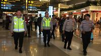Personel Polresta Bandara Soekarno Hatta (Soetta) dan TNI, menggelar patroli skala besar dan menyisir wilayah hukum pada Minggu (31/8/2025). (Foto: Liputan6.com/Pramita Tristiawati).