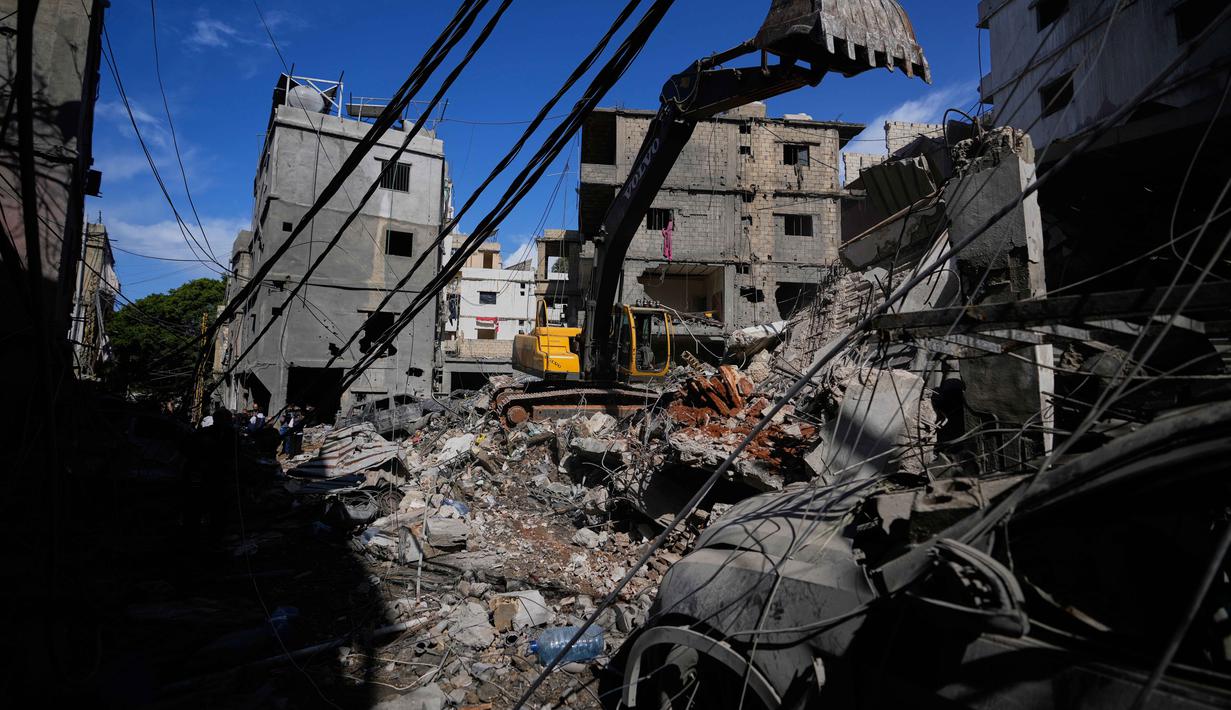 Militer Israel berdalih bahwa intensitas serangan menargetkan infrastruktur yang diklaim sebagai milik Hizbullah, meski berdampak pada pemukiman penduduk. Tampak dalam foto, sebuah ekskavator membersihkan puing-puing di lokasi serangan Israel pada Minggu 5 April 2026 terhadap sebuah bangunan di lingkungan Jnah, Beirut, Lebanon, Senin 6 April 2026. (AP Photo/Hassan Ammar)