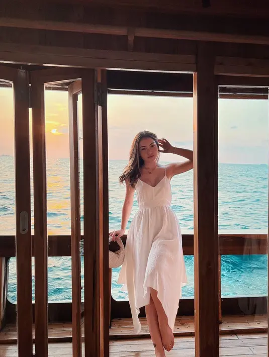 Seperti pada unggahan ini, Nicole Parham begitu berkelas dengan balutan dress pantai berwarna putih. Pose yang ia tampilkan pun mengesankan. Terlihat kaki mengangkat on point. (Instagram/ nicoleparham_)