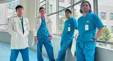 Series Sekotengs menampilkan empat aktor tampan Tanah Air yang bikin penonton tak sabar menantikan kelanjutan episodenya. Apalagi tayangan ini bergenre drama dan komedi, yang disukai oleh masyarakat Indonesia. Potret seru saat di belakang layar pun sukses mencuri perhatian. (Liputan6.com/IG/@giorgino_abraham)