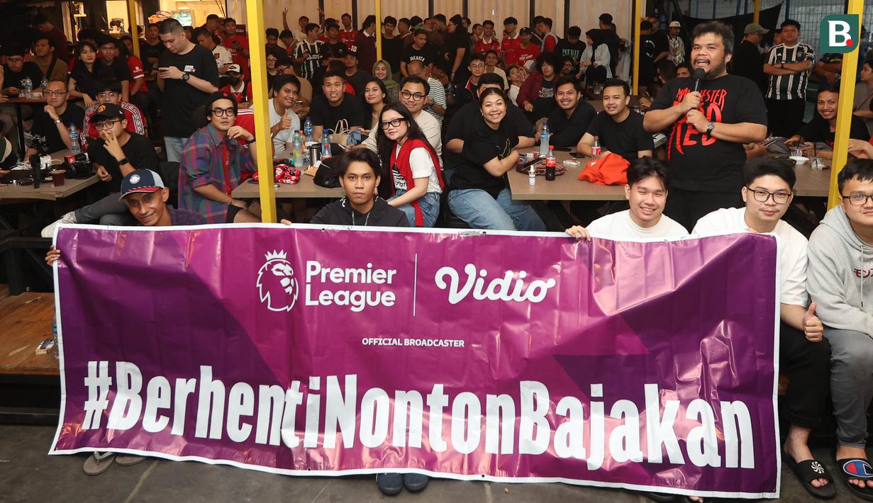 <p>Fans foto bersama saat&nbsp;acara Roaring night Manchester United vs Liverpool di Pitch 98, Kemang, Jakarta Selatan, Minggu (7/4/2024). (Bola.com/M Iqbal Ichsan)</p>