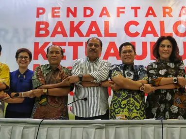 Ketua Penyelenggara Munas Partai Golkar Melchias Markus Mekeng (ketiga kanan) bersama jajaran panitia saling berjabat tangan saat konferensi pers di Kantor DPP Golkar, Jakarta, Jumat (29/11/2019). Munas Golkar akan berlangsung pada 4-6 Desember 2019 di Ritz-Carlton Jakarta. (Liputan6.com/JohanTallo)