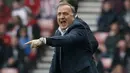 Dick Advocaat. Pelatih berusia 74 tahun yang baru saja diangkat sebagai penasihat teknik FC Utrecht pada Maret 2022 ini pernah membesut Sunderland di Liga Inggris mulai Maret hingga Oktober 2015. Ia sukses menghindarkan tim dari degradasi pada akhir musim 2014/2015. (AFP/Lindsey Parnaby)