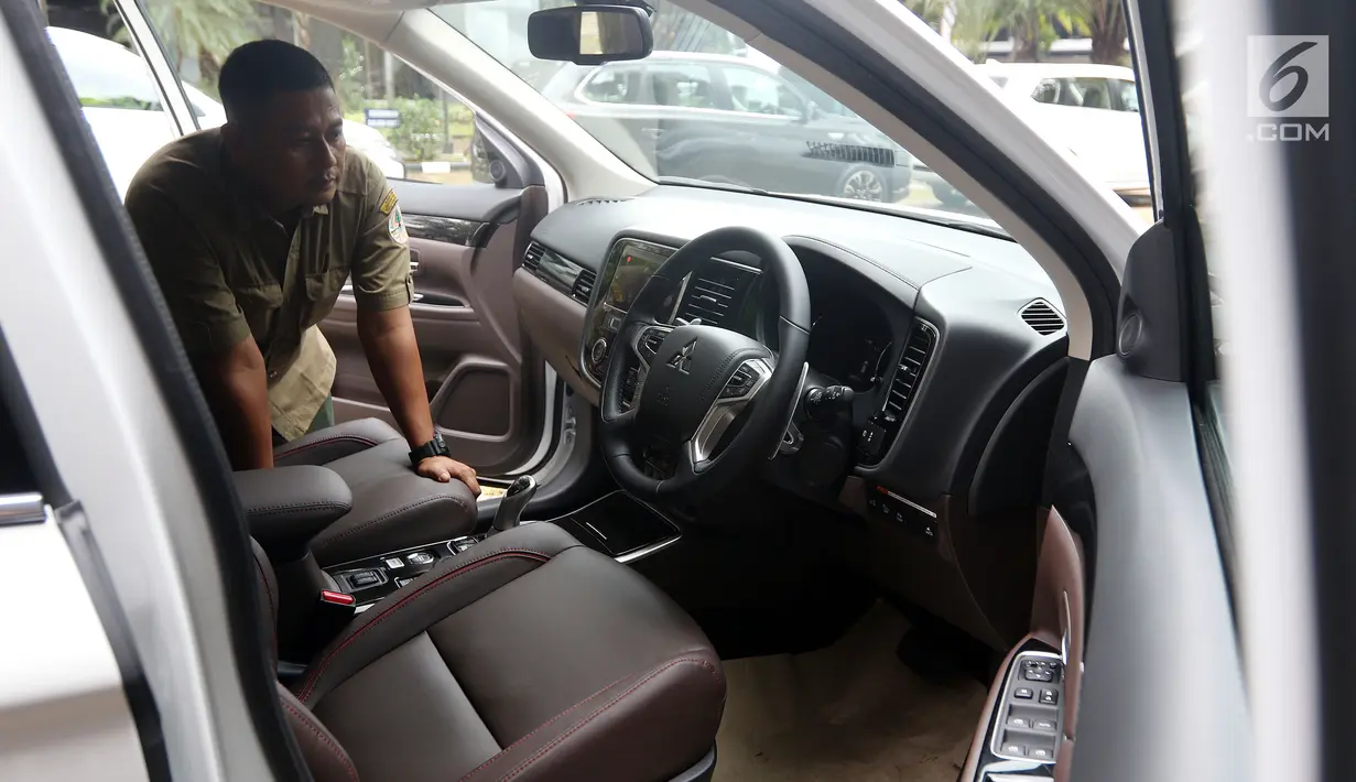Tampilan depan mobil listrik hibah dari Mitsubishi Motors kepada Kementerian Perindustrian (Kemenperin) di Jakarta, Senin (26/2). Selain menghibahkan mobil listrik, Mitsubishi juga memberi empat unit quick charger. (Liputan6.com/JohanTallo)