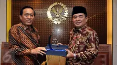 Dirut Indosiar, Komjen Pol Imam Sujarwo memberikan cindera mata kepada Ketua DPR Ade Komarudin saat menerima kunjungan jajaran Group Surya Citra Media  (SCTV, Indosiar dan Liputan6.com) di Gedung DPR, Jakarta, Selasa (8/3/2016). (Liputan6.com/Johan Tallo)