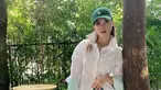 Tampil dengan kemeja berwarna putih, Eva Anindita memilih memadukan penampilannya mengguankan baseball hat berwarna hijau. Penampilan kasualnya ini pun bisa dijadikan inspirasi saat berkumpul dengan teman-teman atau liburan. (Liputan6.com/IG/@eva_anindita_zachrie)