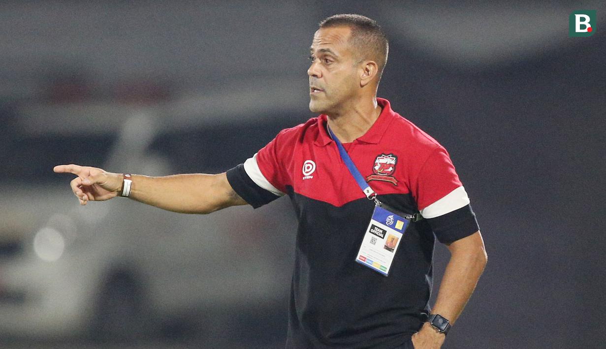 Tertinggal di babak pertama, Fabio Lefundes melakukan perubahan di babak kedua dengan memasukkan Slamet Nurcahyo namun tetap menggunakan formasi 4-2-3-1. (Bola.com/M Iqbal Ichsan)