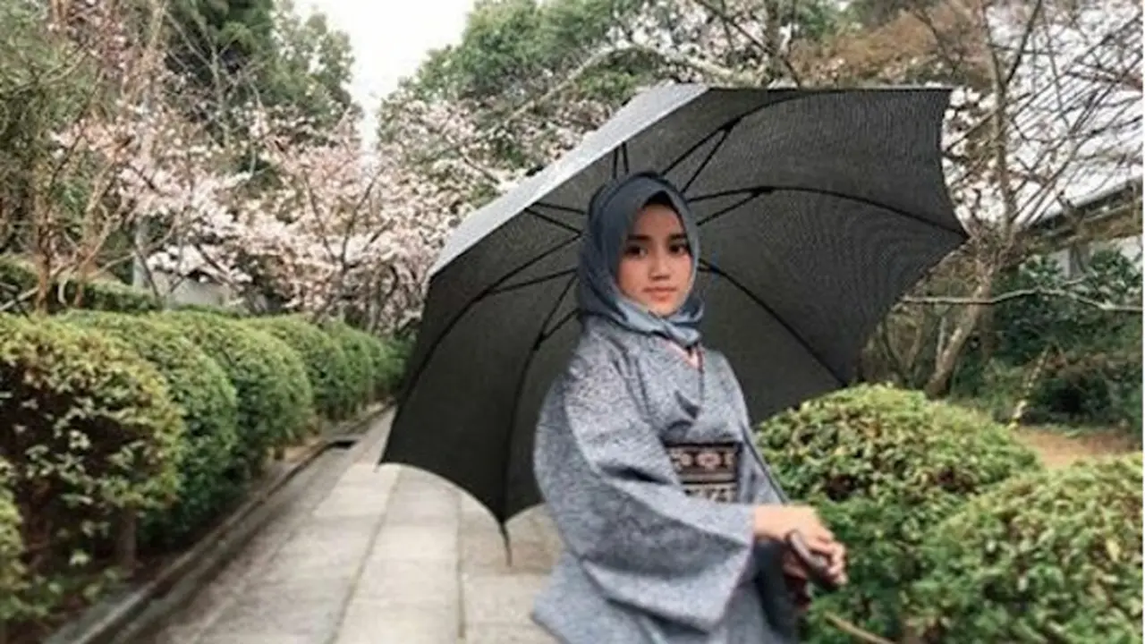 [Bintang] 10 Gaya hijab Wirda Mansur