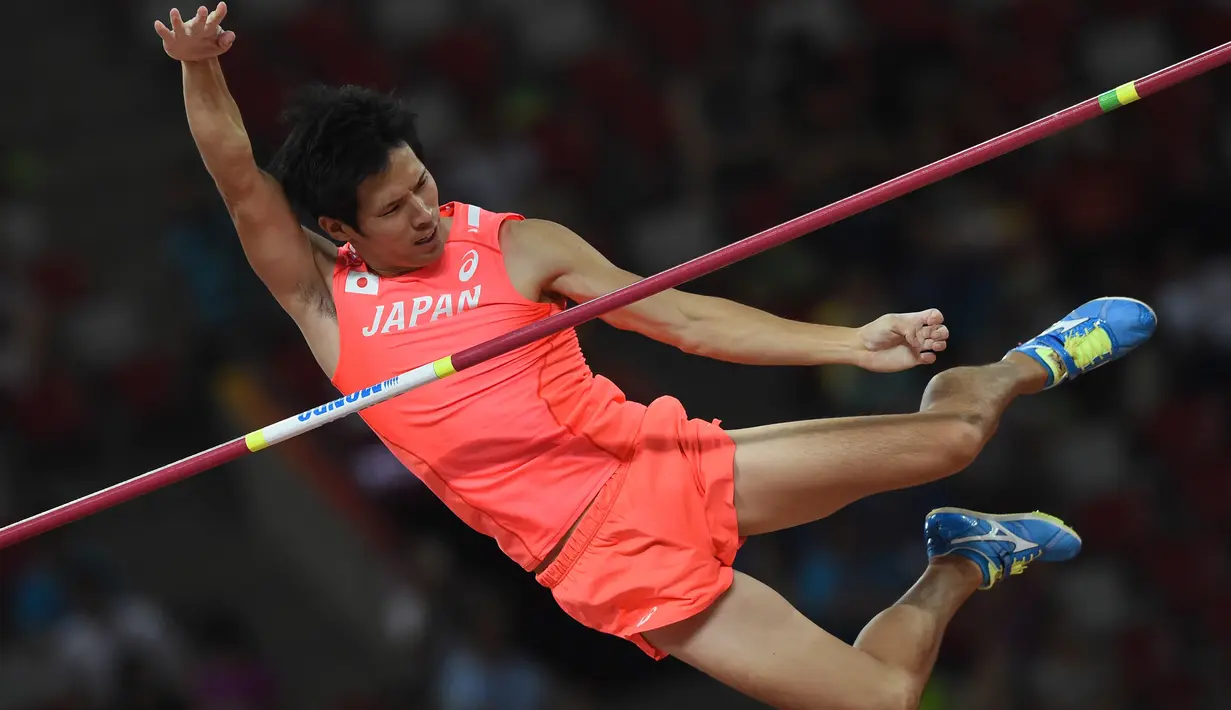 Mimpi atlet lompat galah Jepang, Hiroki Ogita menorehkan prestasi di ajang Olimpiade 2016 kandas. Ogita mengalami kegagalan karena penisnya menyenggol rintangan setinggi 5,3 meter tersebut hingga akhirnya jatuh. (AFP PHOTO/FRANCK FIFE)