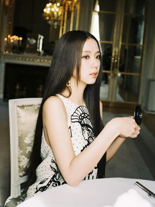 Jisoo BLACKPINK untuk Dior di Paris Fashion Week Spring Summer 2022