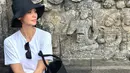 Seru menikmati pemandangan relief di Candi Borobudur, bisa menjadi salah satu pilihan wisata edukasi yang menarik untuk mengajak buah hati. Beberapa sudut candi yang mengekspose relief ini kerap menjadi salah satu spot foto yang menarik. (Vino G Bastian/IG/@vinogbastian__)