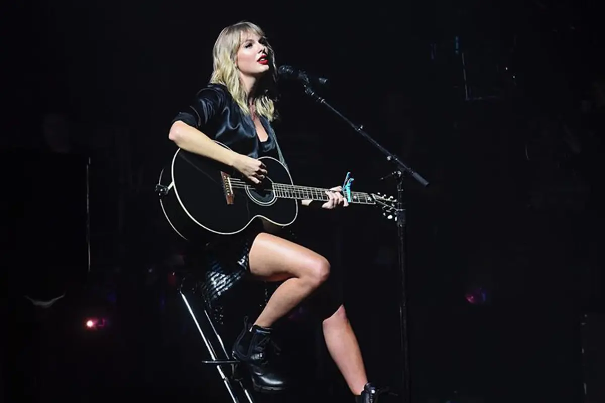 Gaya Manggung Stylish Ala Taylor Swift