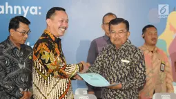 Wakil Presiden Jusuf Kalla menerima surat rekomendasi dari Ketua Komnas HAM, Ahmad Taufan Damanik selama peringatan ari Hak Asasi Manusia (HAM) internasional 2018 di kantor Komnas HAM, Jakarta, Selasa (11/12). (Liputan6.com/Angga Yuniar)