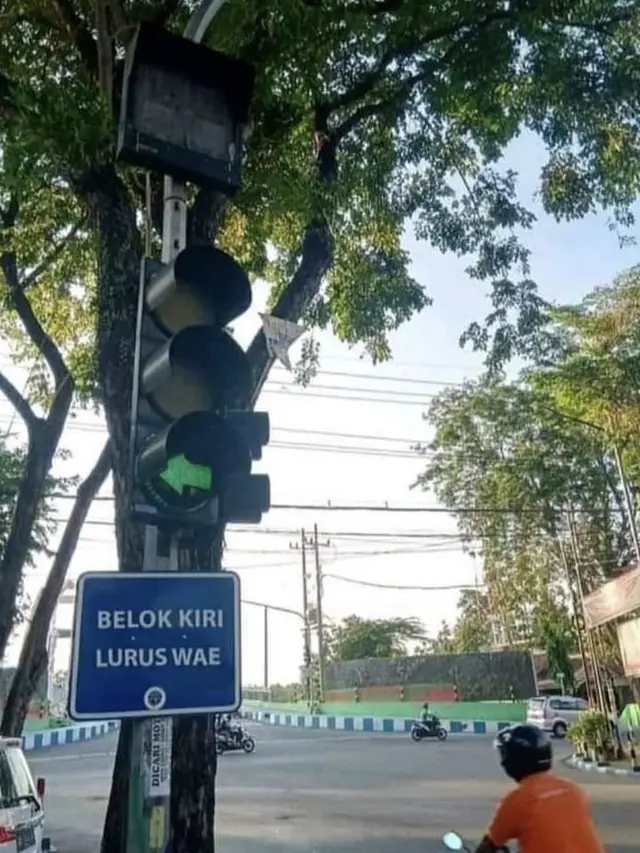 6 Rambu Belok Kiri dan Kanan Ini Arahannya Tidak Jelas, Nyeleneh Banget
