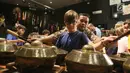 Seorang siswa belajar gamelan pada pagelaran wayang kulit di Jakarta Intercultural School (JIS) Elementary, Jakarta, Kamis (2/11). Kegiatan ini menyambut Hari Wayang Dunia yang jatuh pada 7 November 2017. (Liputan6.com/Fery Pradolo)