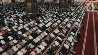 Ribuan jemaah melaksanakan sholat tasbih selama ibadah malam atau qiyamul lail di Masjid Istiqlal, Jakarta, Minggu (16/4/2023) dini hari WIB. (merdeka.com/Nanda F. Ibrahim)