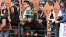 Demonstran memegang dayung kano selama protes menyerukan Presiden Brasil Jair Bolsonaro untuk melindungi hutan Amazon di depan Kedutaan Brasil, Lima, Peru, Jumat (23/8/2019). (AP Photo/Martin Mejia)