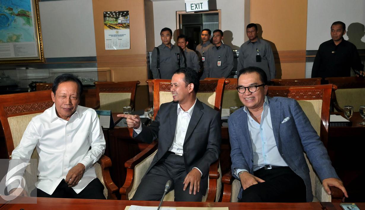 Kepala BIN, Sutiyoso (Kiri) bersama Ketua Komisi I DPR RI Mahfudz Siddiq (Tengah), Wakil Ketua Komisi I DPR RI Tantowi Yahya saat mengikuti rapat kerja dengan Komisi I DPR RI di Kompleks Parlemen, Jakarta, Senin (28/92015). (Liputan6.com/Johan Tallo)